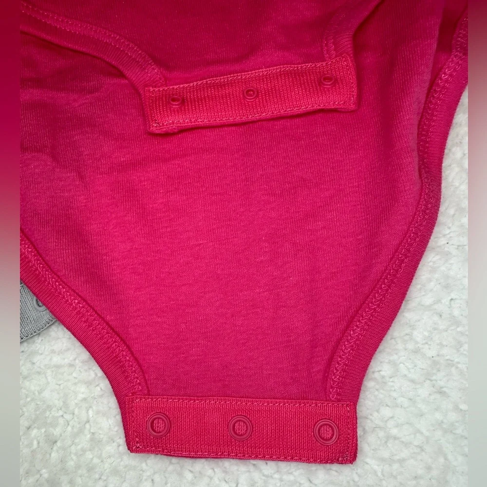 2 Onesies bodysuits Size 18 months